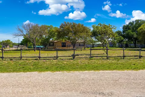 205 Creekview Dr, Floresville, TX 78114
