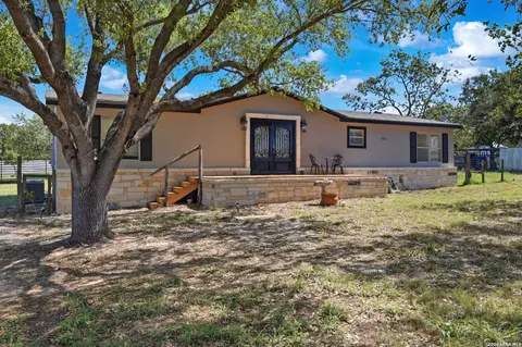 205 Creekview Dr, Floresville, TX 78114
