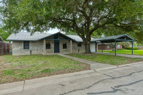 904 W West St, Stockdale, TX 78160