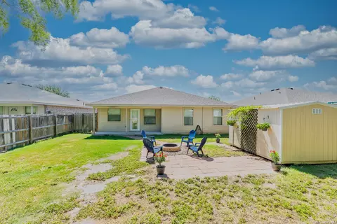 Exterior - 186 Talon, Luling, TX 78648 photo 4 of 6