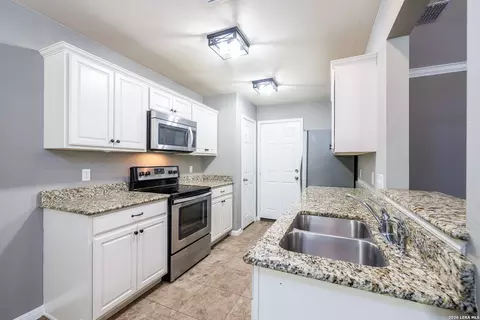 Kitchen - 186 Talon, Luling, TX 78648 photo 2 of 3