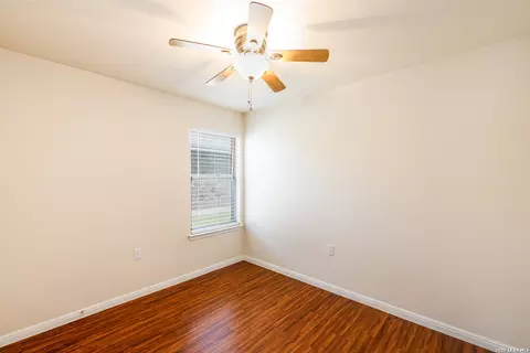 Bedroom - 186 Talon, Luling, TX 78648 photo 4 of 5