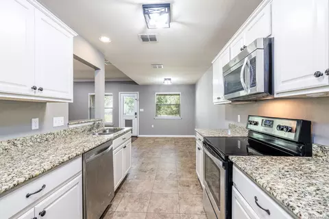 Kitchen - 186 Talon, Luling, TX 78648 photo 3 of 3