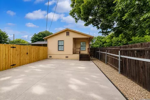 Exterior - 140 Hillcrest, Luling, TX 78648 photo 2 of 4