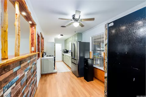 Entry Way - 140 Hillcrest, Luling, TX 78648 photo 1 of 1