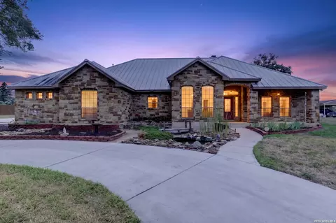 144 Abrego Lk, Floresville, TX 78114