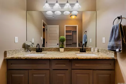 Bath - 2740 Oak Manor Dr, Eagle Pass, TX 78852 photo 2 of 6
