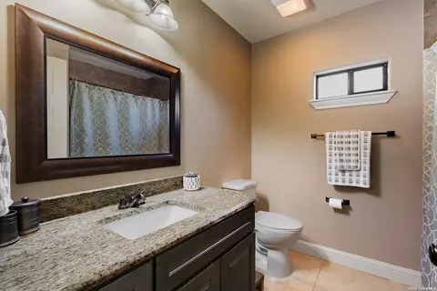 Bath - 2740 Oak Manor Dr, Eagle Pass, TX 78852 photo 5 of 6