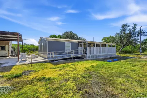 104 County Road 4637, Hondo, TX 78861
