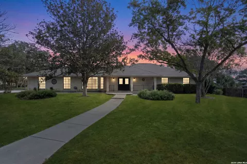 360 Bear Ridge Dr, La Vernia, TX 78121