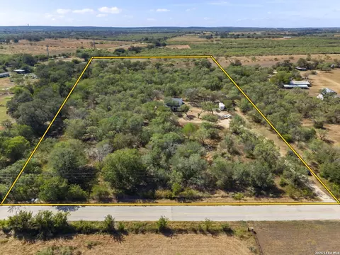 695 Fox Trotter Rd, Seguin, TX 78155
