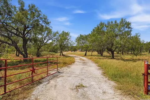 994 Quail Run, Lytle, TX 78052 photo 12