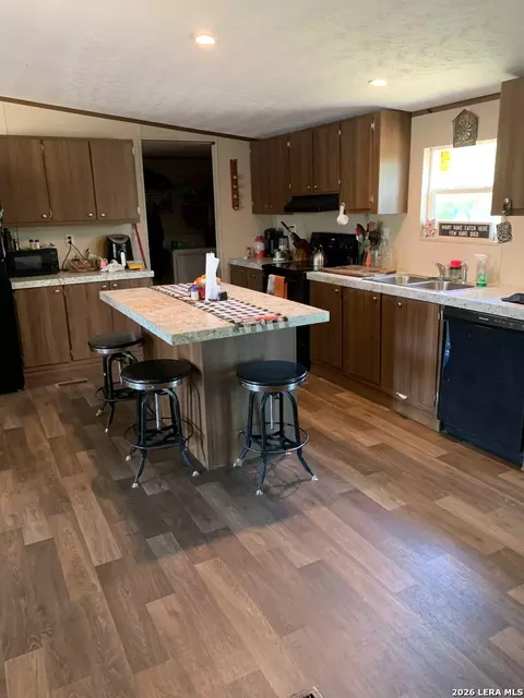 283 Oxford St, Cotulla, TX 78014 photo 5