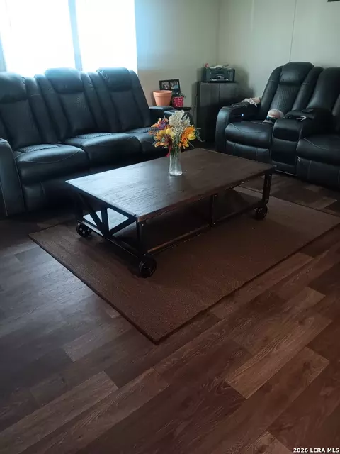 283 Oxford St, Cotulla, TX 78014 photo 3