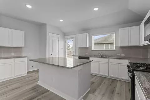 4837 Park Gln, Marion, TX 78124