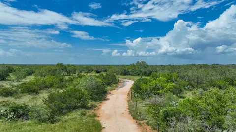 3128 Cr 307, Jourdanton, TX 78026