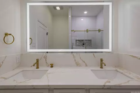 Bath - 3127 Jacob Dr, Eagle Pass, TX 78852 photo 3 of 7