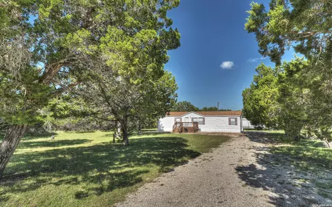 89 Jim Dalrymple Dr, Leakey, TX 78873