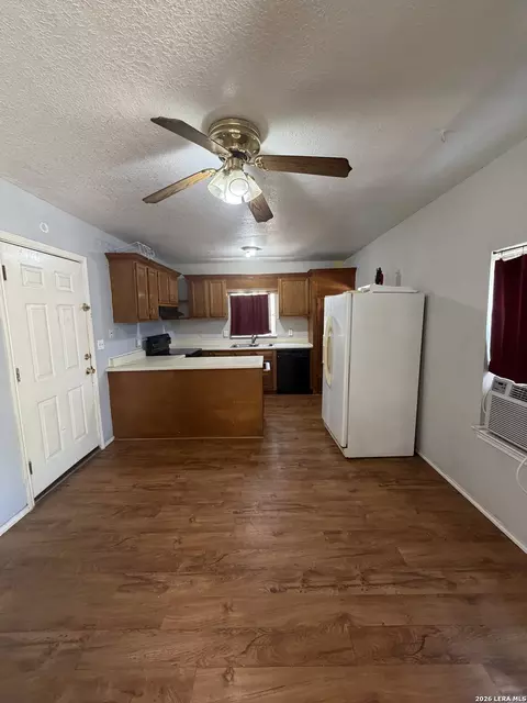 Kitchen - 112 Fernandez, Devine, TX 78016 photo 4 of 4