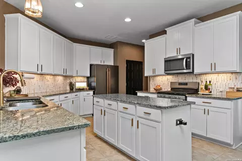 Kitchen - 8697 Stackstone, Schertz, TX 78154 photo 3 of 5