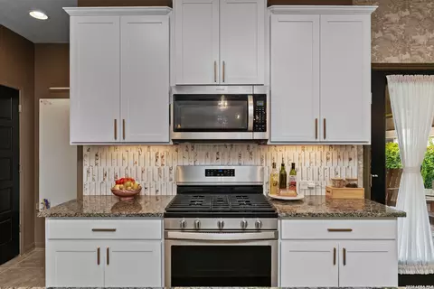 Kitchen - 8697 Stackstone, Schertz, TX 78154 photo 4 of 5