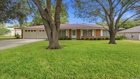 1702 Chestnut St, Floresville, TX 78114