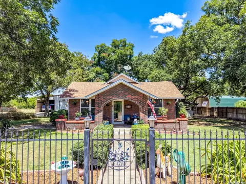 Exterior - 509 E Almante Ave, De Leon, TX 76444 photo 5 of 10