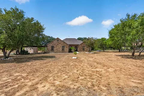 555 Cimarron Sq, Poteet, TX 78065