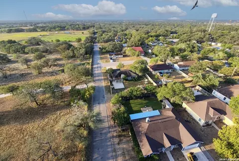 View/Area - 302 Bain Dr, Devine, TX 78016 photo 3 of 4