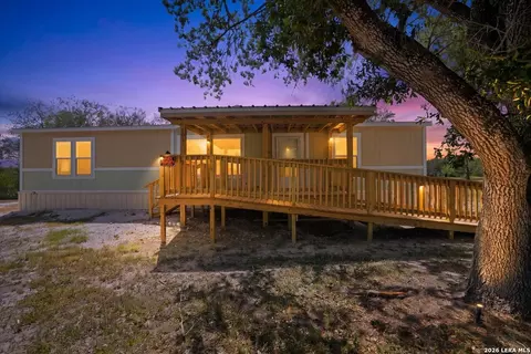 1011 Mark St, George West, TX 78022