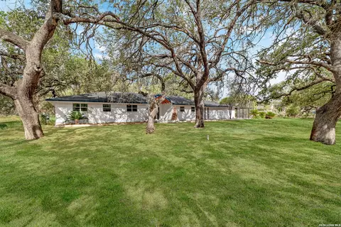 109 Live Oak Dr, Pleasanton, TX 78064