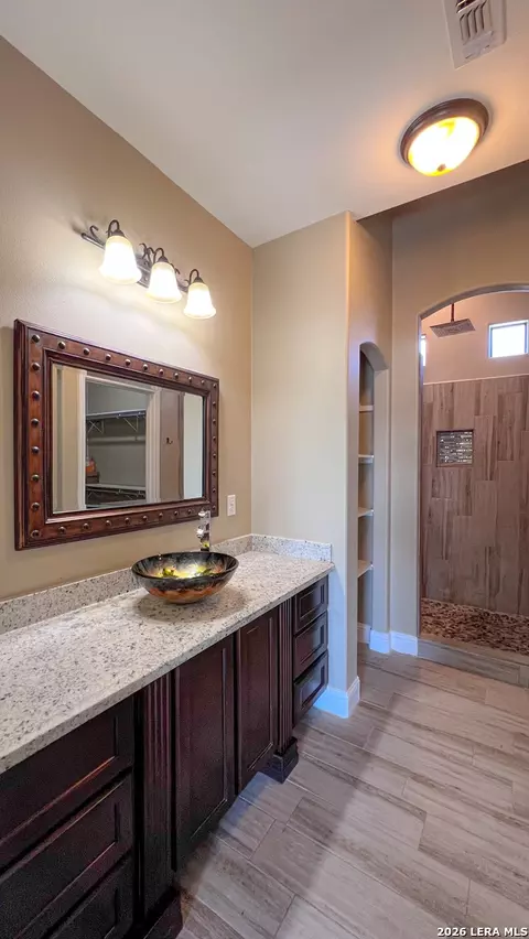 Bath - 2317 Hunter St, Eagle Pass, TX 78852 photo 2 of 4