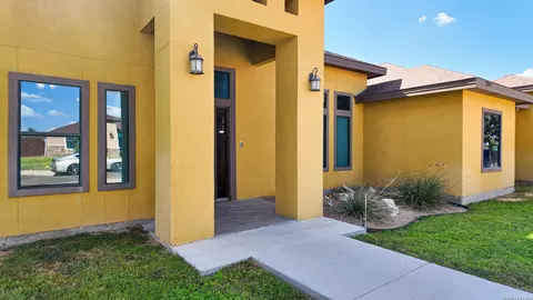Exterior - 2317 Hunter St, Eagle Pass, TX 78852 photo 3 of 8