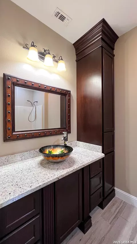 Bath - 2317 Hunter St, Eagle Pass, TX 78852 photo 4 of 4