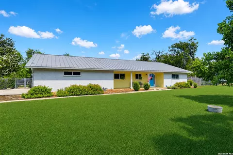 6811 Country View Ln, San Antonio, TX 78240