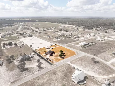 700 Lake Valley Dr, La Vernia, TX 78121