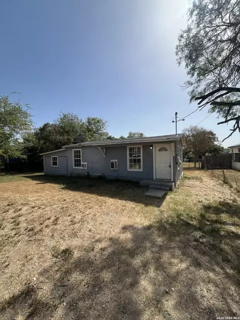 904 Pine, Floresville, TX 78114