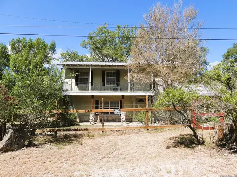 484 Avenue R, Lakehills, TX 78063