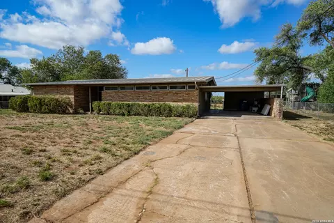 664 S Edwards Ave, Charlotte, TX 78011