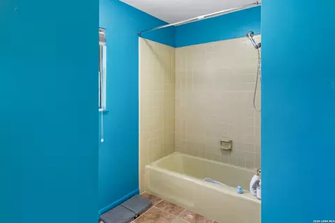 Bath - 116 E Bluebonnet Dr, Uvalde, TX 78801 photo 3 of 3