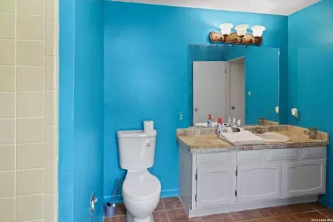 Bath - 116 E Bluebonnet Dr, Uvalde, TX 78801 photo 2 of 3