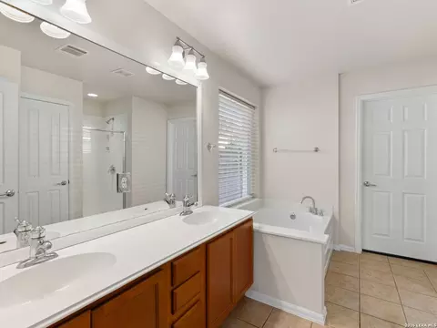 Bath - 348 King Elder Ln, Leander, TX 78641 photo 2 of 4