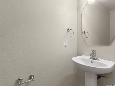 Bath - 348 King Elder Ln, Leander, TX 78641 photo 4 of 4