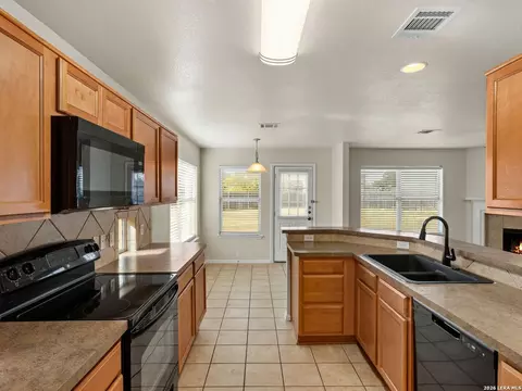 Kitchen - 348 King Elder Ln, Leander, TX 78641 photo 4 of 6
