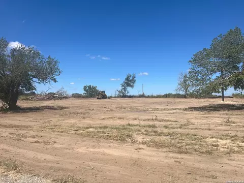 57 Twin Oaks, Floresville, TX 78114