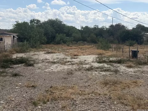 1780 Calle Ginebra, Eagle Pass, TX 78852 photo 2