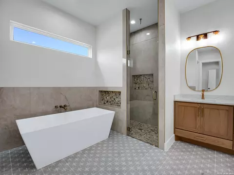 Bath - 101 W Medium Meadow Dr, Lytle, TX 78052 photo 9 of 10