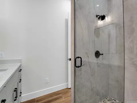 Bath - 101 W Medium Meadow Dr, Lytle, TX 78052 photo 5 of 10