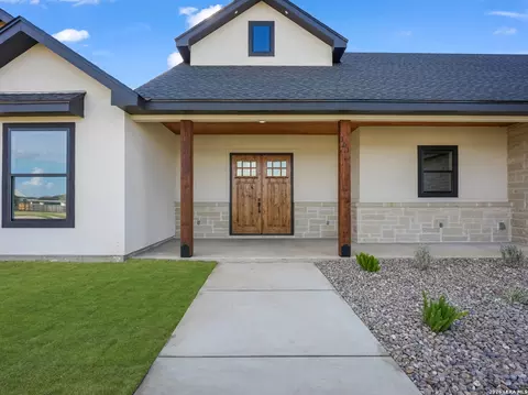 Exterior - 101 W Medium Meadow Dr, Lytle, TX 78052 photo 5 of 12