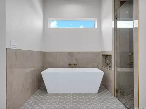 Bath - 101 W Medium Meadow Dr, Lytle, TX 78052 photo 8 of 10